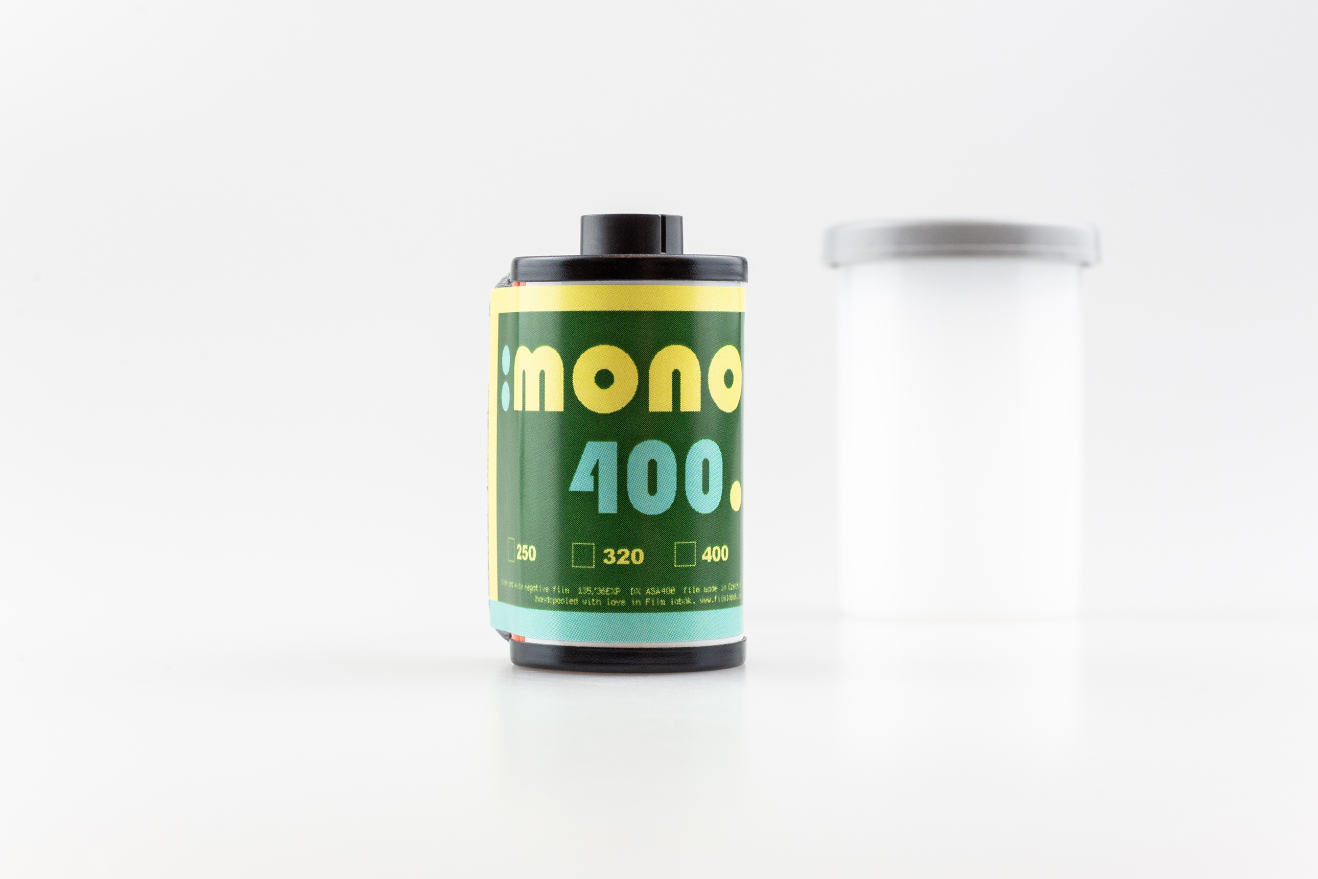 Mono 400 35mm (135) černobílý negativní kinofilm