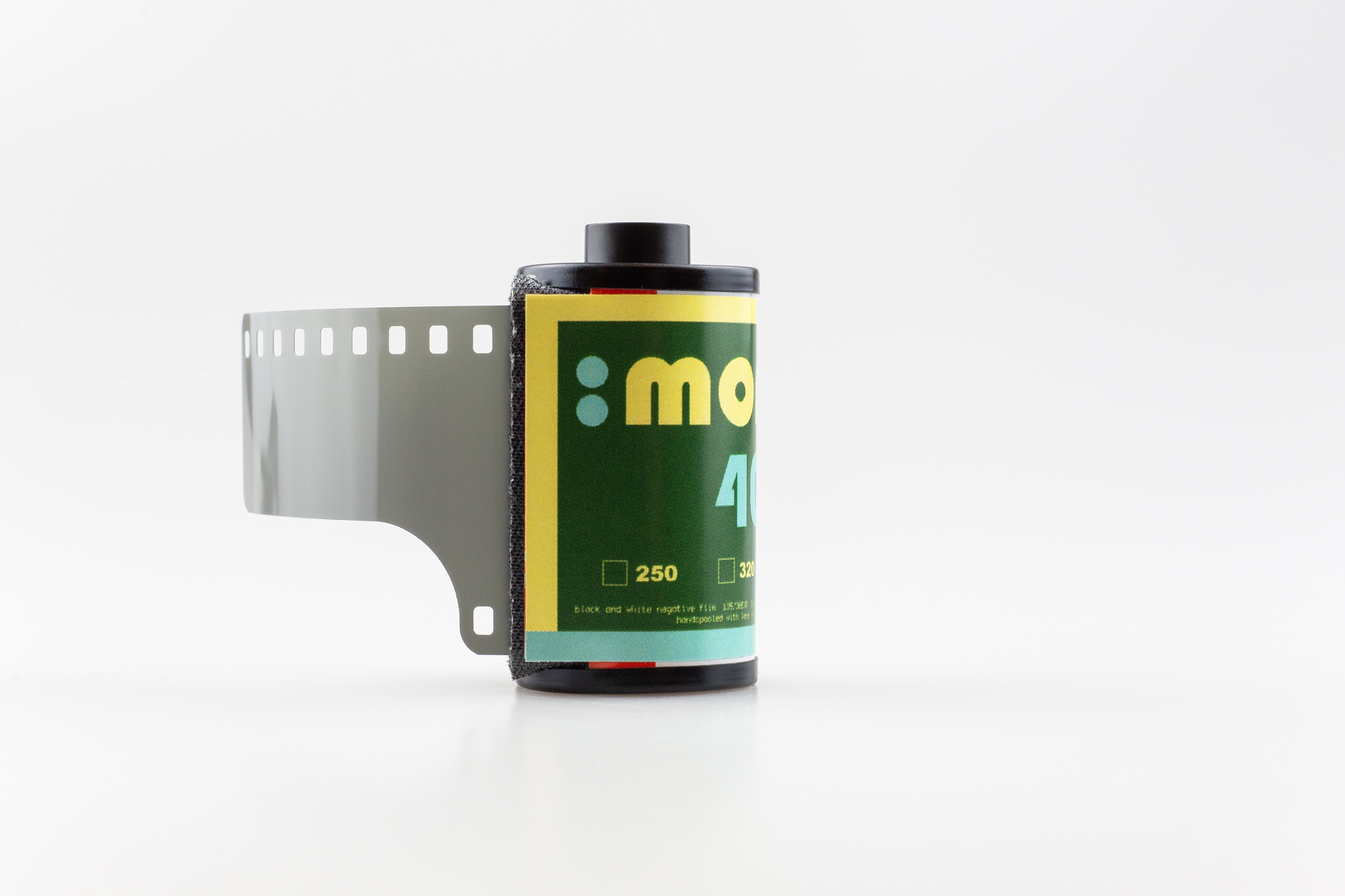 Mono 400 35mm (135) černobílý negativní kinofilm